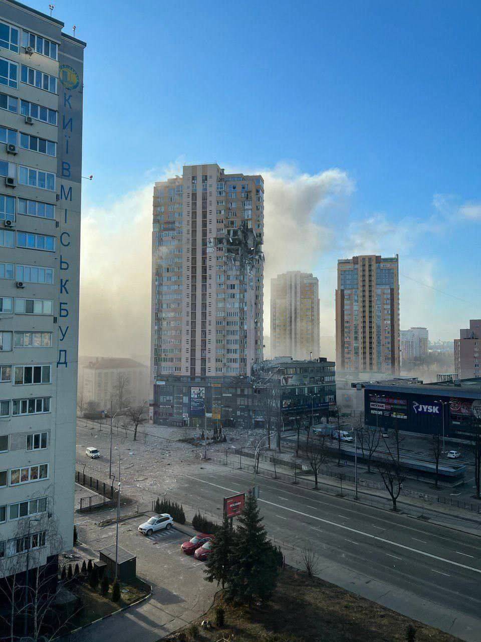 Удареният от руска ракета жилищен блок в Киев